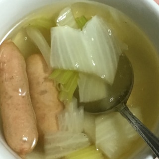 ウィンナー、セロリ、白菜のスープ